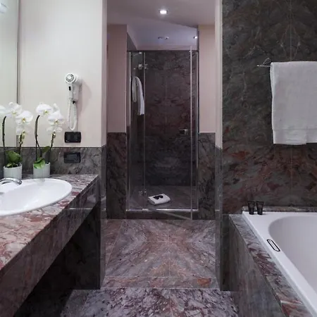 Отель Grand De La 5*