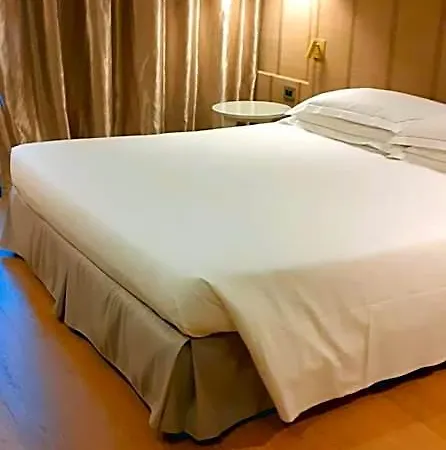 Grand De La Отель Парма